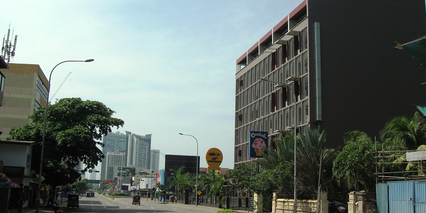 A quaint view of Kollupitiya, a commercial hub to explore near Gangaramaya Temple.