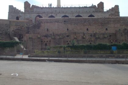 Scenic view of Konda Reddy Fort, showcasing its historic architecture and surrounding landscape.