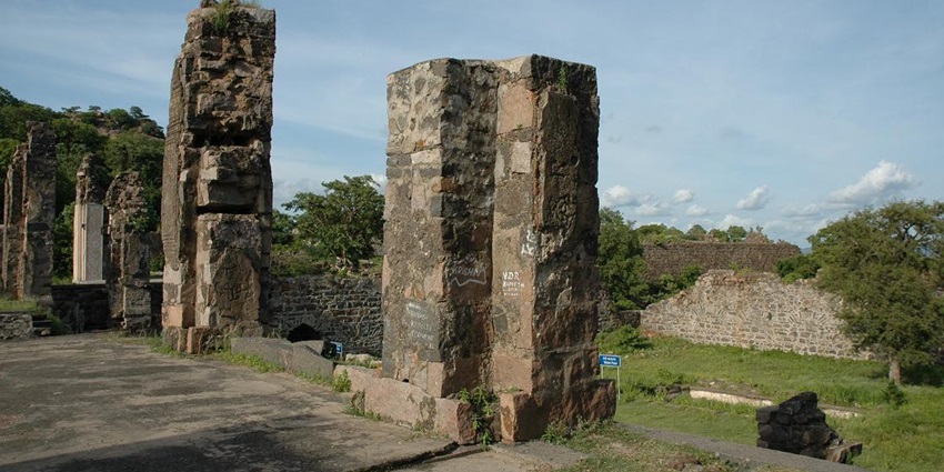 Kondapalli Fort is one of the major attractions in Vijayawada besides Undavalli Caves.