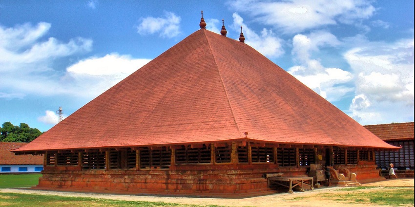 A picture of a temple in Thrissur with a really big triangular roof