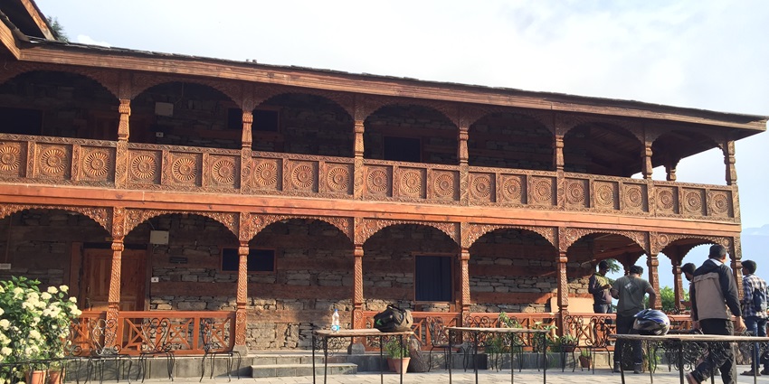 Kotkhai Palace is one of the most historical places to visit in Narkanda for travellers.
