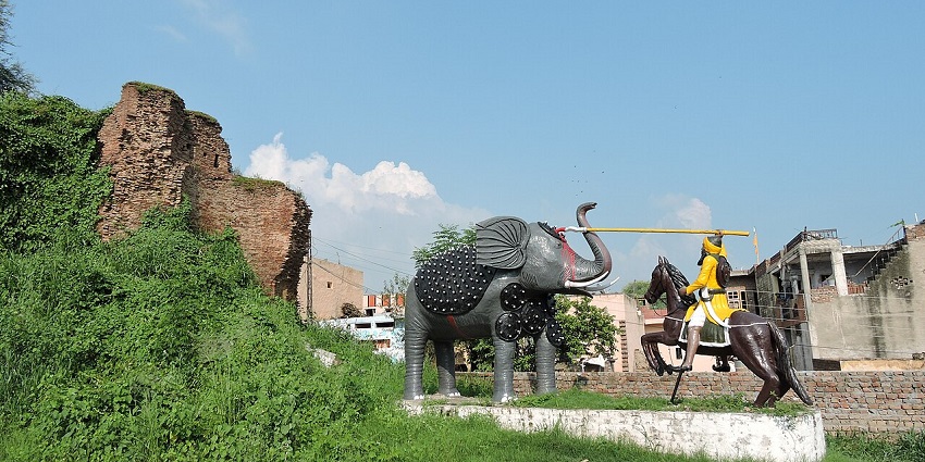 Kotla Fort has a nearby temple, delving into the region’s rich history and culture.