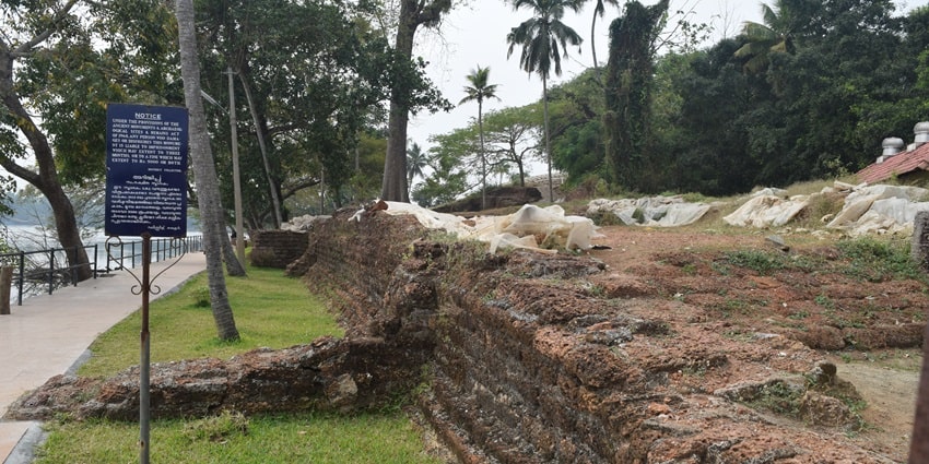 Kottappuram Fort is one of the best places to visit near the Kodungallur Temple.