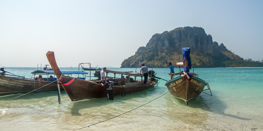 An image of the motor boats on the shores of the scenic Tup Island