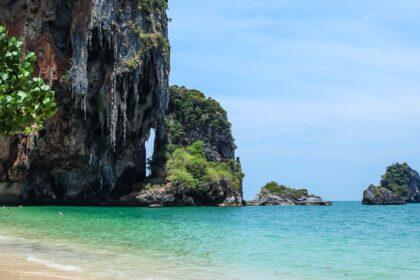 Scenic beaches in Krabi, Thailand with dramatic cliffs, turquoise waters, and white sand.