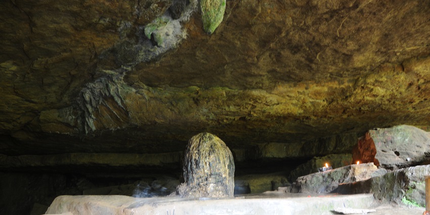 A picture of a nature-made Shiva Linga inside a cave in SHillong