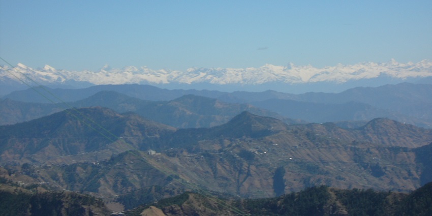 A picture of a picturesque mountain range in Himachal Pradesh as seen from the hills of Kufri