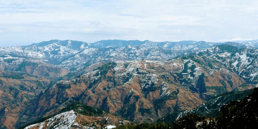 A view of the peaks of Kufri, one of the best places to visit in Himachal in August.