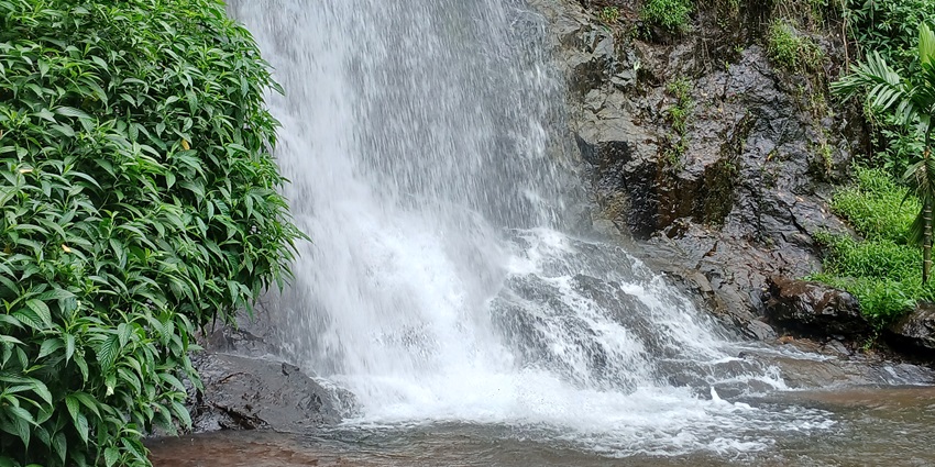 Scenic view of the Kulikkund Waterfalls, another nature spots near Ezharakund Waterfalls.