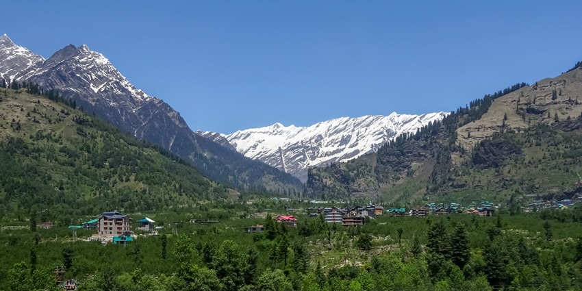 Kullu is a scenic place amidst high-peak mountains and lush greenery of pine trees.