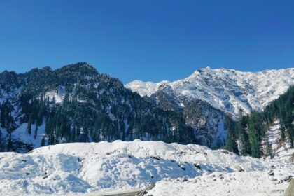 A breathtaking view of Kullu, Himachal Pradesh covered in a thick blanket of snow.