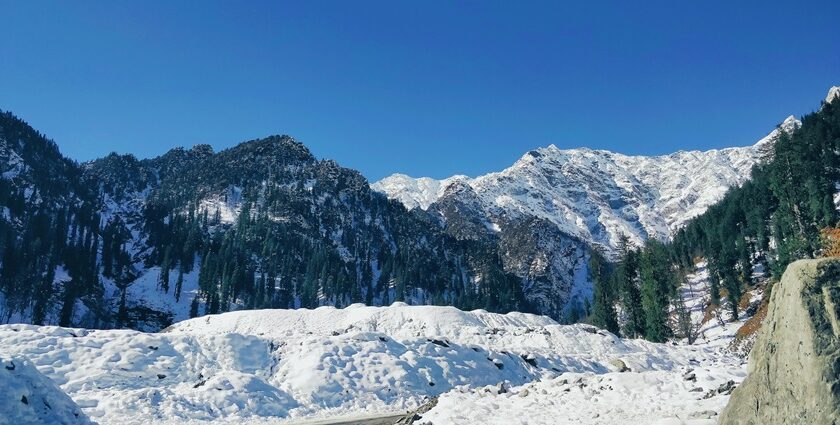 A breathtaking view of Kullu, Himachal Pradesh covered in a thick blanket of snow.