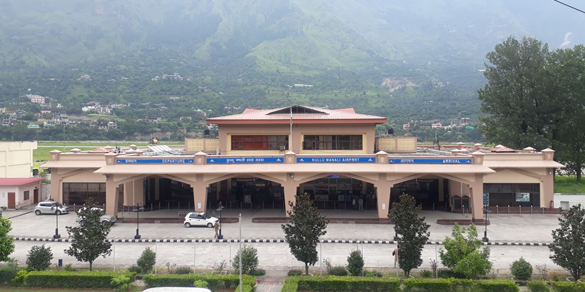 From this airport, tourists can easily reach the national park, by taking a cab or taxi