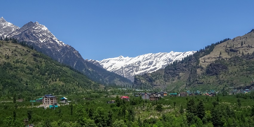Picturesque view of a Kullu Valley with lush greenery and mountains near Manali, India.