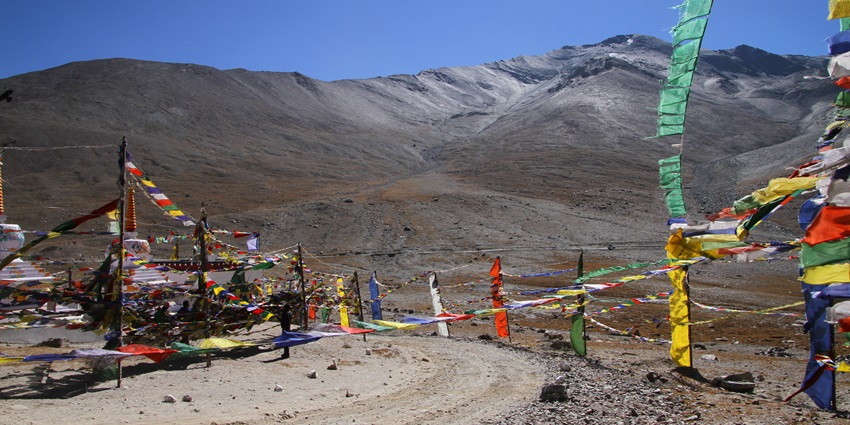 Kunzum Pass offers captivating panoramic views of the surrounding Himalayan peaks.
