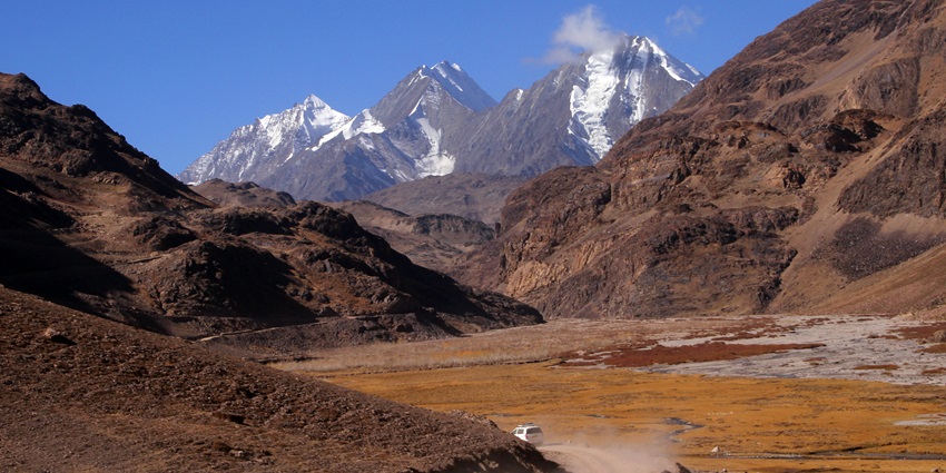 Exploring Kunzum Pass is one of the best things to do in Spiti Valley for scenic views.