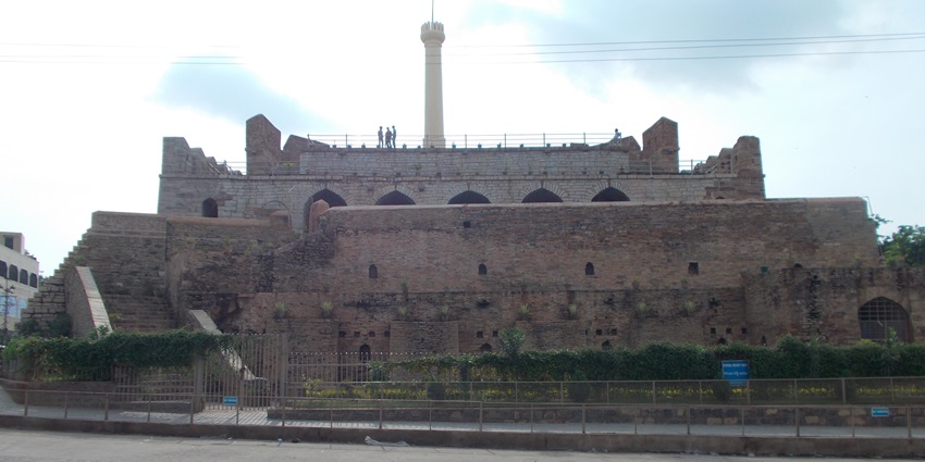 Kurnool Fort is one of the most significant tourist attractions near Billa Surgam Cavеs.