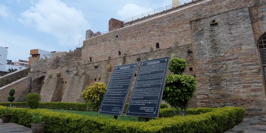 Panoramic view of Kurnool Fort in Andhra Pradesh, showcasing its historic architecture.