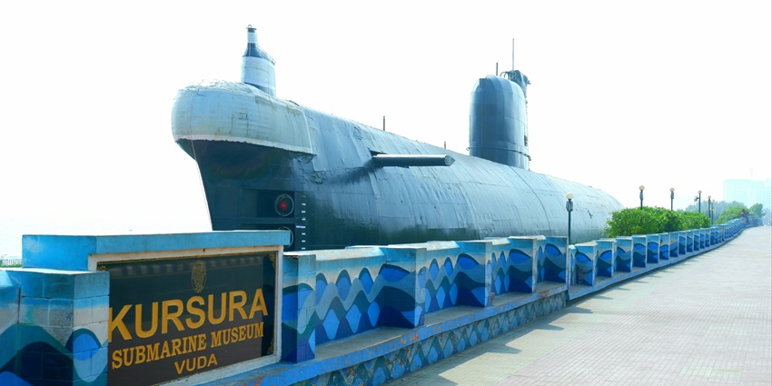 Situated near the Fish museum in Vizag, Kursura Submarine museum displays the inner workings of a submarine.
