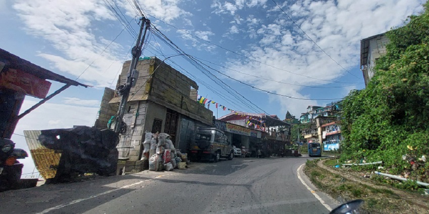 A vibrant hill station near Paglajhora Waterfalls
