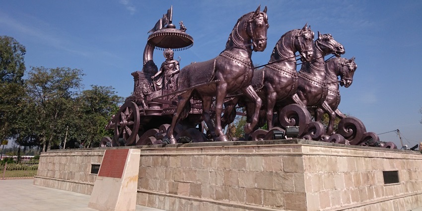 Statue of Shri Krishna Arjun chariot in Kurukshetra, a top place to visit near Delhi by car