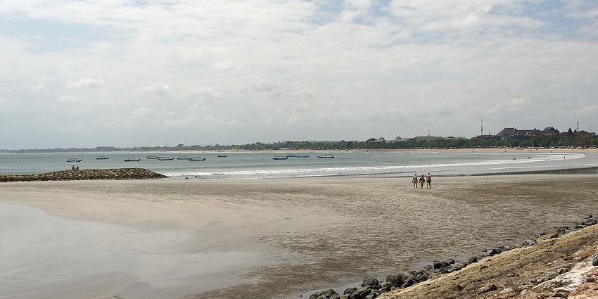 Kuta beach offers live music performances, DJ sets, and fireworks displays over the ocean.
