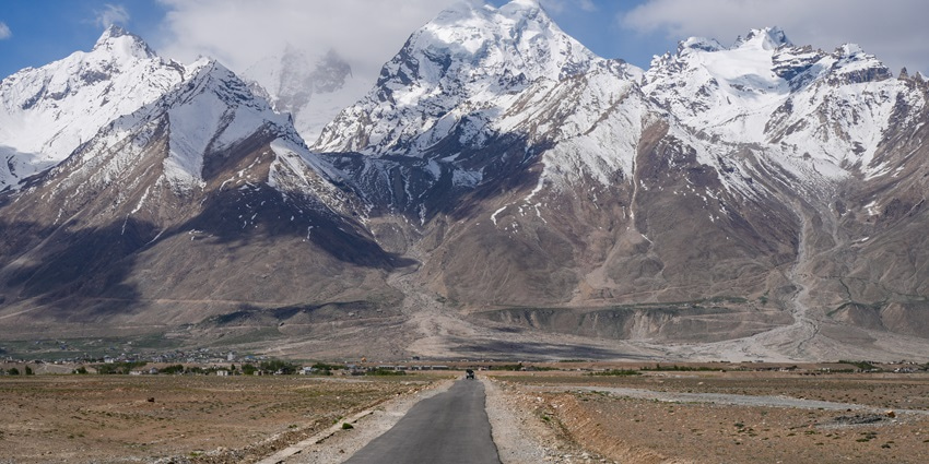 A picture of the massive Himalayan mountains covered in snow as seen from Ladakh