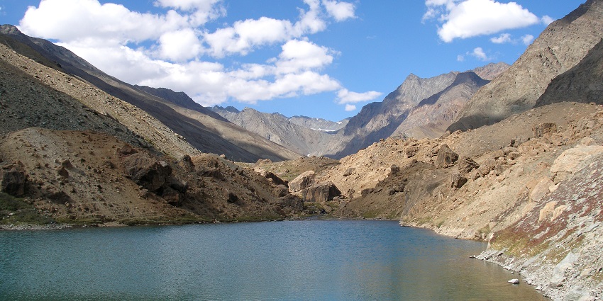 A mesmerising view of a lake with cloudy skies in the Indian state of Himachal Pradesh.