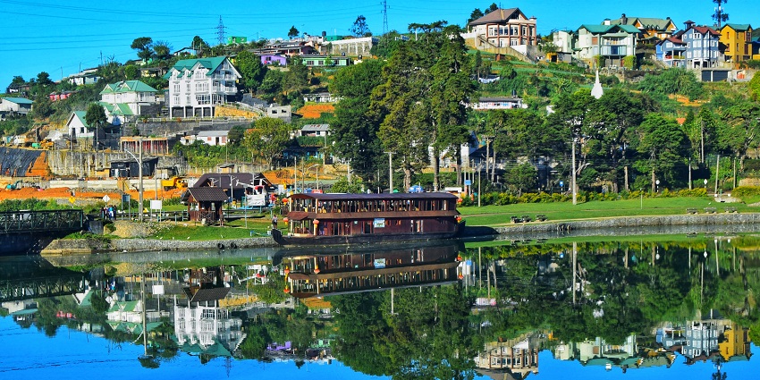 The Gregory Lake with scenic surroundings, is a top place to visit in Nuwara Eliya
