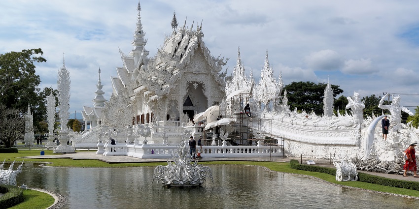 The surrounding area of the White Temple renders a soothing retreat to the soul of every tourist.