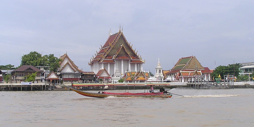 This Buddhist temple is renowned for its daily traditions of chanting, praying, and worshipping