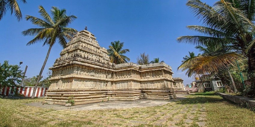 A beautiful picture of a very popular place of worship with clear sky in the background.