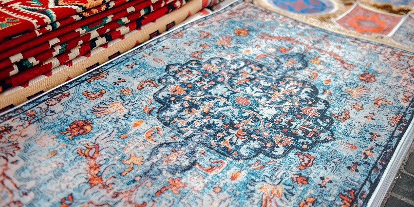 Visit the iconic market at Lal Chowk and enjoy shopping in Srinagar, Jammu & Kashmir