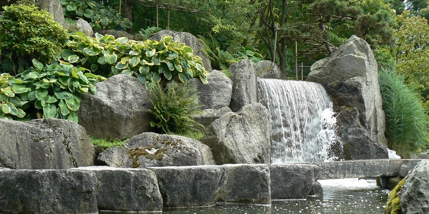 One of the best waterfalls in Phuket, this waterfall has barbecue spots for tourists.