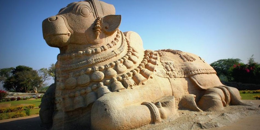 Marvelling at this giant statue of Nandi is one of the best things to do in Lepakshi.