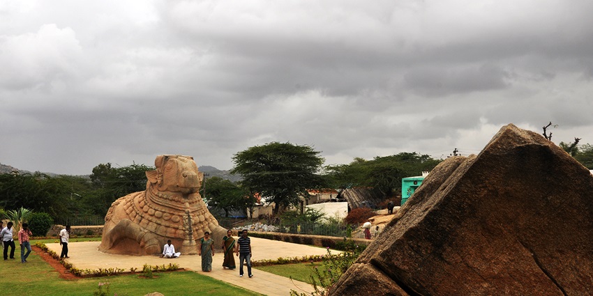 Strolling through the scenic village is one of the best things to do in Lepakshi.