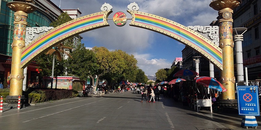 A picture of the town named Lhasa, located in Tibet, with a beautiful sky as a backdrop.