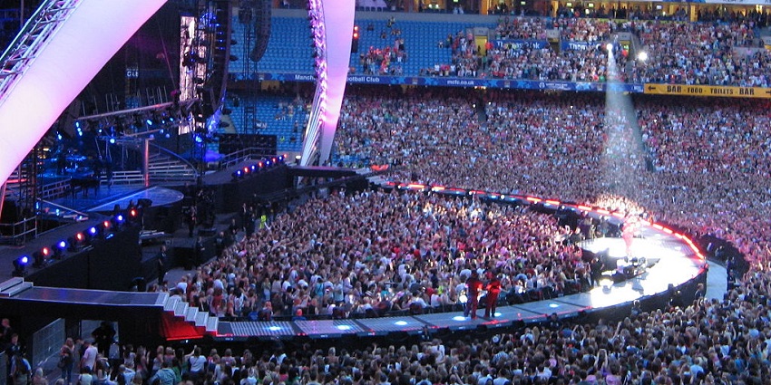 Live music performances from local and global artists serve an enjoyable time during night.