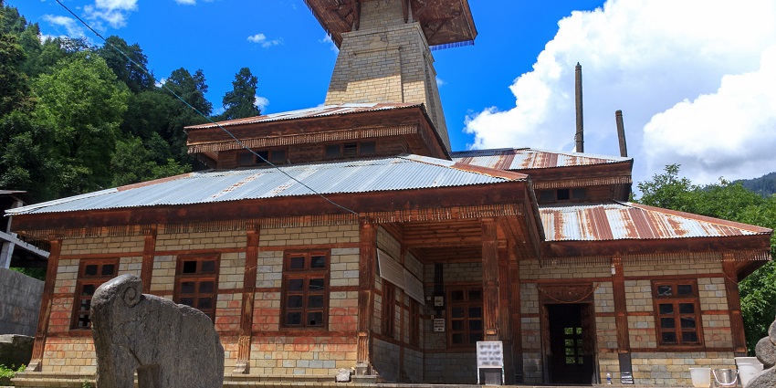 Explore the beautiful town of old Manali which offers the mesmerising beauty of nature.