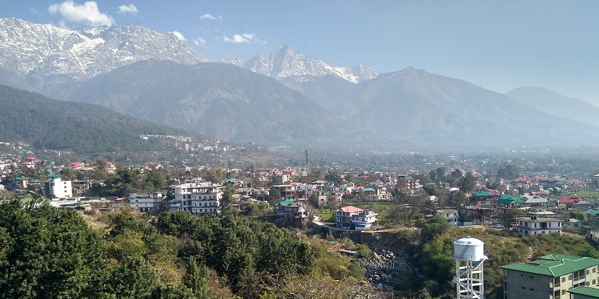 A picture of a hill station in Himachal showing its residential houses and scenic landscapes