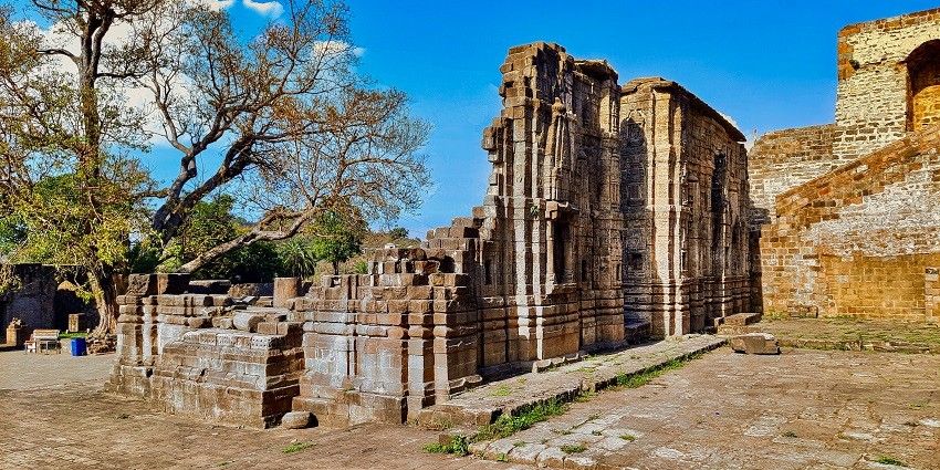 Witness the heritage of historic Malaun Fort on your next trip to Himachal Pradesh.