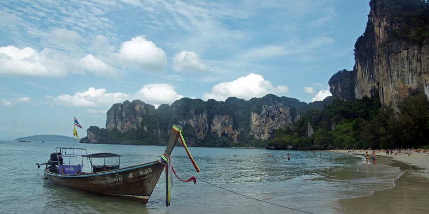 The image of a boat in the clear waters of the island on Thailand’s small Peninsula.