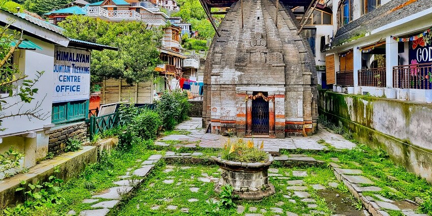 The location of the Kamrunag Temple is surrounded by beautiful views of natural beauty.
