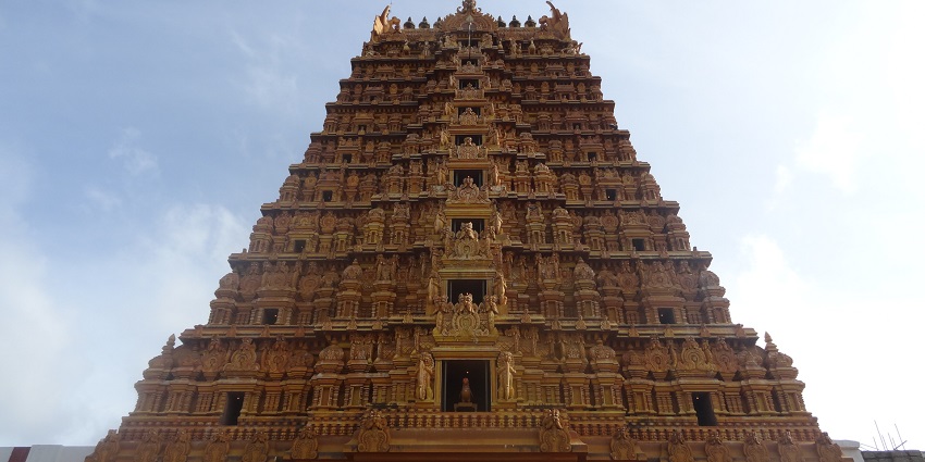 Side view of Nallur Temple showcasing intricate architecture and vibrant colors.