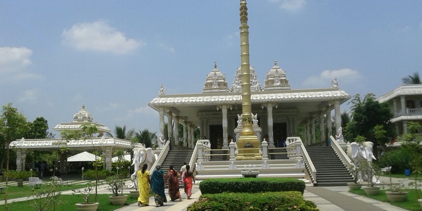 The location of the Ramanarayanam Temple can be easily found near the district railhead.