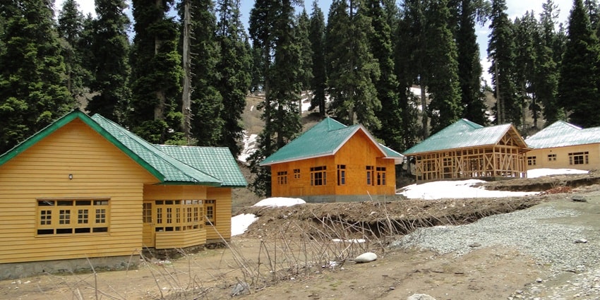 There are many cottages, lodges, and hotels near the Rajparian wildlife sanctuary