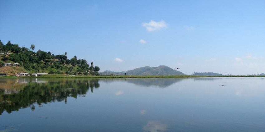 This lake, the largest in the area, offers many picturesque views for tourists to enjoy and capture