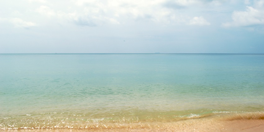 Golden sand and turquoise-blue waters of Long Beach, one of the best Koh Lanta beaches.
