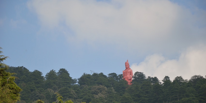 This temple offers a perfect spiritual retreat for tourists away from the bustling city life