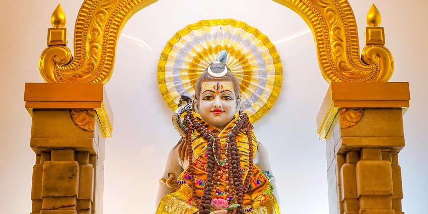 Statue of the Hindu deity Shiva, depicted with a trident and serene expression.
